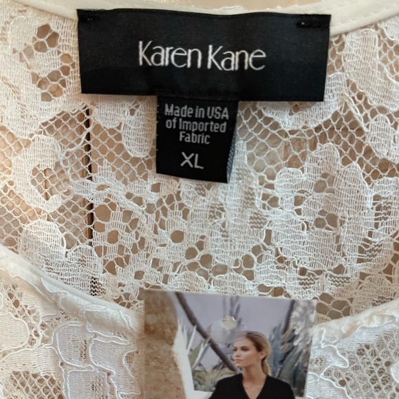 NWT size XL lace tunic. Side slits for movement and cream color. ๐ - Picture 3 of 5